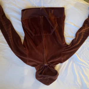 Juicy Couture zipup  - Äkta juicy couture tröja i storlek L, passar mig som är S. Köpt secondhand men använt fåtal gånger. 