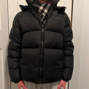 Tommy Hilfiger jacka - Säljer en svart tommy hilfiger jacka utan några defekter. Nypris 2100kr Tveka inte på att höra av dig!