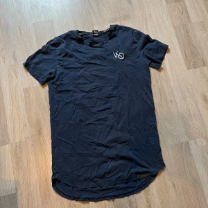 Marinblå tshirt - Bra skick, marinblå, storlek S. Lång passform  Hör av dig för mer information !