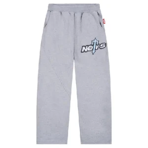 Grå mjukisbyxor med tryck - Säljer ett par grå mjukisbyxor med ett coolt tryck på ena benet. Byxorna har en loose passform och är perfekta för en avslappnad stil. De har elastisk midja och sidofickor för extra bekvämlighet. Perfekta för chill dagar hemma eller en snabb tur till affären.(Helt nya också)