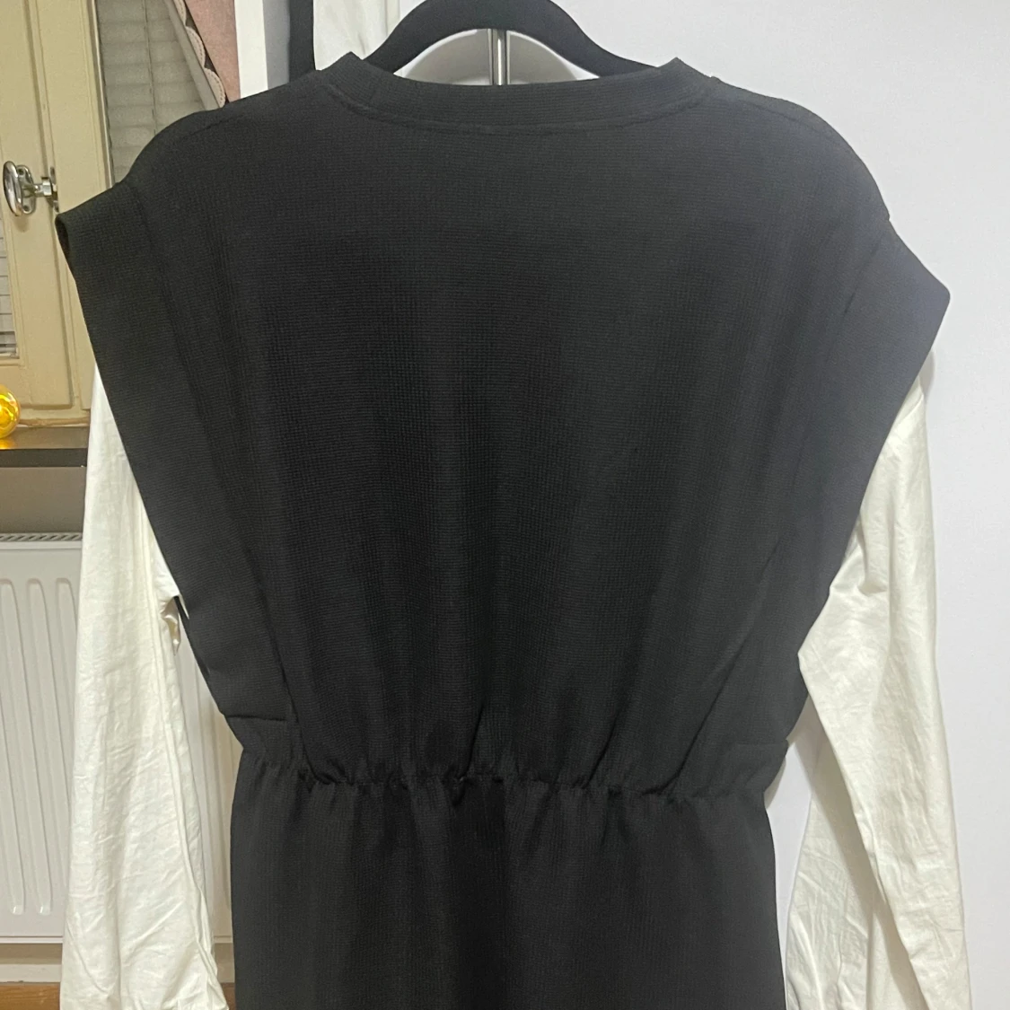 Svart kortklänning med vita ärmar - 91