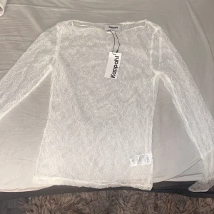  Spets tröja - En fin vit spets tröja som är långärmad och är vit. Aldrig använt så prislappen är kvar