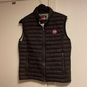 Colmar väst - Säljer denna feta colmar väst perfekt nu till hösten! Size 46 vilket motsvarar storlek S. Skick 9/10. Kan gå ner i pris vid snabb affär. Hör av dig vid minsta fundering!🤩