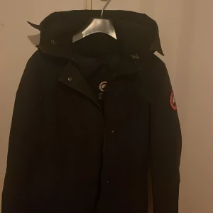 Canada goose parka - Riktig fin och skön jacka, har används ett flertal gånger men inget fel på den eller några skador. Säljer pågrund av att den inte är min still längre, fler bilder på hur den sitter på tas privat. Köpt för 13 