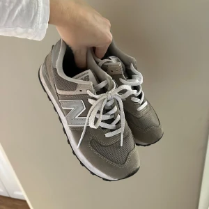 New balance sneakers - Sneakers från New balance köpta förra året, använd ca 3 gånger. Säljer pga för små för mig! Dom har lite smuts på vita kanten men inget som inte går bort i tvätten😊strl 40 men små i storleken så skulle säga att det mer passar en 38,5, 39 eller 39,5.