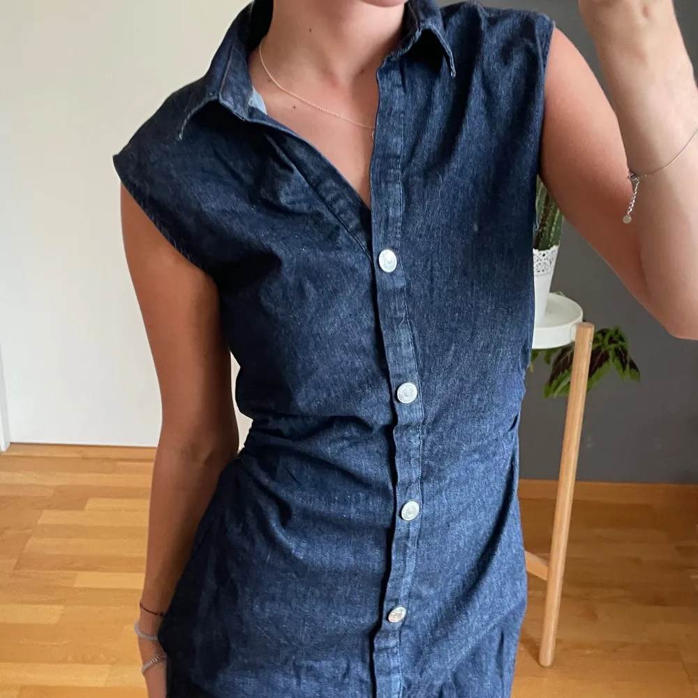 Jeansklänning från zara i storlek XS men väldigt stretchig, jag är 165 😚 Passar perfekt till boots. Klänningar.