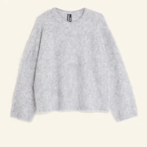 Stickad tröja bikbok - Super mysig stickad tröja från BikBok i grå färg. Ny använd en gång så perfekt skick. Skriv för fler frågor. Ny pris 699kr