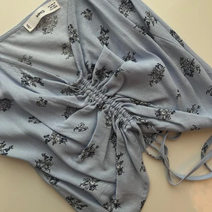 Blå topp med mönster - Supersöt blå/lila topp som går att reglera själv med knytning.