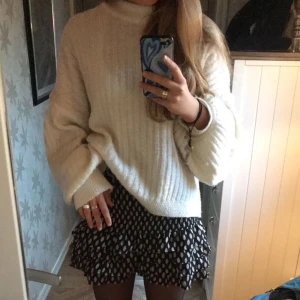 Vit stickad tröja - Bra skick men välanvänd! 