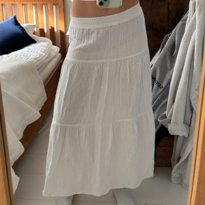 Vitt linne kjol  - Maxikjol i linne. Skulle tipsa om att ha vita/hudfärgade trosor under