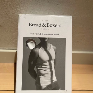 2-pack Vit stretch tank från Bread & Boxers (helt ny) - Säljer en 2-pack vit linnetopp från Bread & Boxers i storlek M. Den är gjord av ekologisk bomull med stretch för extra komfort. Perfekt för vardagsbruk med en kroppsnära passform. Enkelt och stilrent val för alla tillfällen. Nypris 399:-. Aldrig använd (oönskad present).
