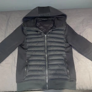 Grå Cardigan Jacka - PRIS KAN DISKUTERAS VID SNABBT KÖP.    Jackan är som i ny skick och har inga skador. Haft i lite mer än en månad. Tar också emot  byten.                                                                      Skick 10/10