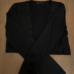 svart bolero - svart bolero Aldrig använd Den har inga knappar
