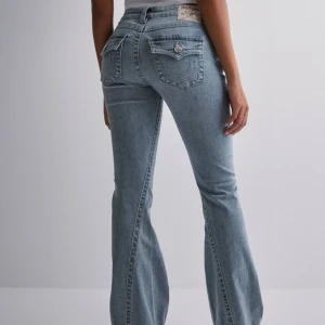 True Religion jeans  - Säljer mina helt oanvända True Religion jeans då jag råkat köpa fel storlek. Säljer för 900 kr då original pris är 1300 och skicket är som helt nya