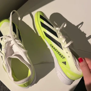 Adidas crazyfast futsal skor  - Använda vid endast ett tillfälle, Som nya i super bra skick. Nypris: 749kr. Pris kan såklart diskuteras vid snabb affär! 