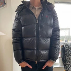 Ralph lauren jacka - En Ralph Lauren vinter jacka i storlek M herr. Jackan är använd två gånger, som ny! Nypris 6499 mitt pris 4200, priset är förhandlingsbart. Jackan är köpt på NK Stockholm. Bara att skriva ifall ni har frågor eller är intresserade MVH RsCloset! 