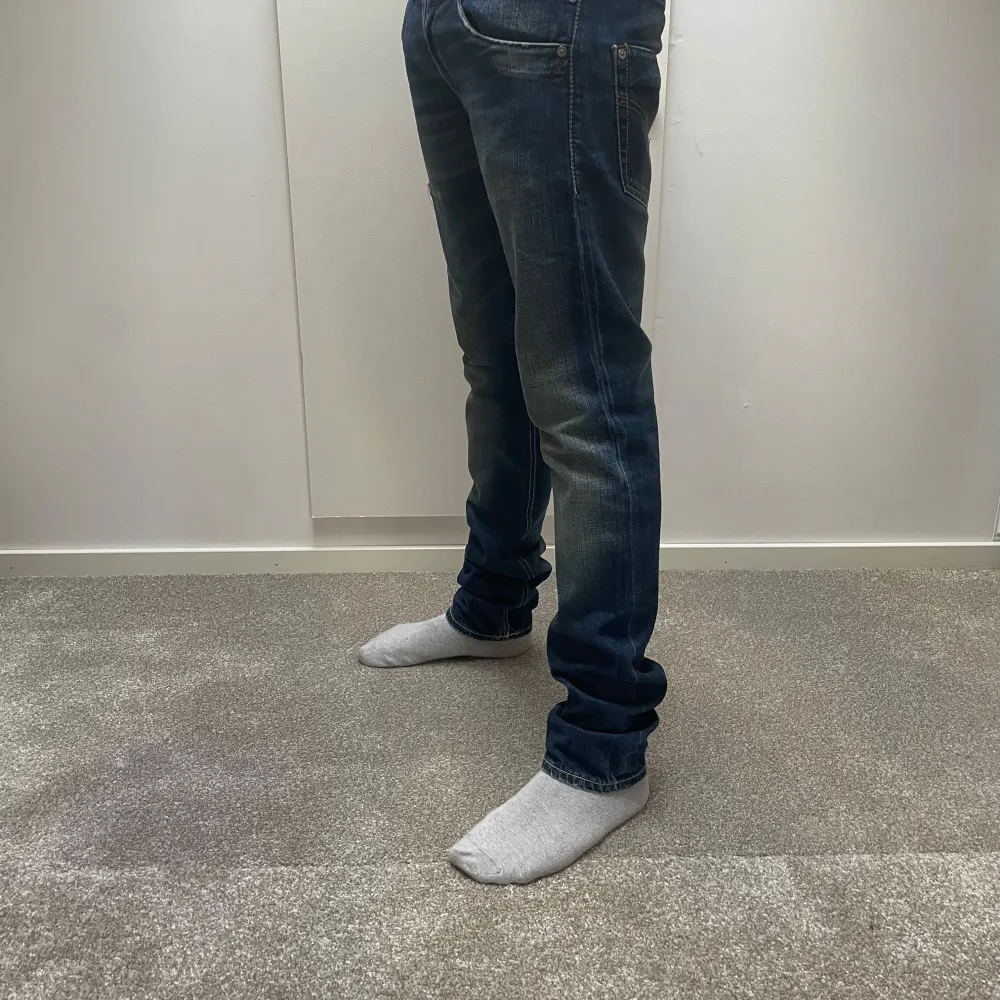 Hej, säljer nu mina feta Dondup jeans med färgen  Mörk blå, storlek 30. Hör av er vid frågor och fundeingar.. Jeans & Byxor.