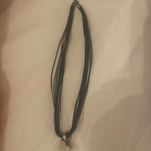Fint hjärt halsband  - Ett halsband med hjärtberlock.