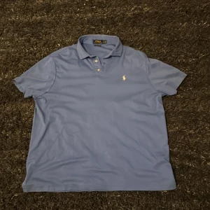 Vintage polo piké - Vintage polo piké från usa gjort av stretchigt sport material som är bra för sommarn. Jag är 188 med ungefär 55cm axelbredd. Tröjan sitter oversized på mig och är lite lång och bred i kroppen. 