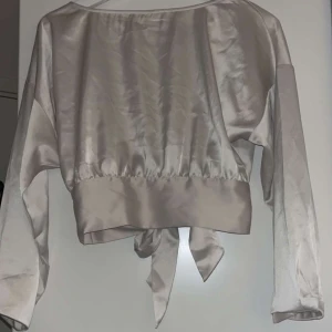 Blus - Elegant, beige Blus i silke från vero moda i storlek M men liten i storlek😍❤️