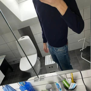 100% Merinoull tröja - 100% merinoulls tröja från J.Lindeberg som passar till det mesta. Tröjan är mariblå och är i grymt skick. Pris kan gå att diskutera vid snabbt affär. Hör av er vid minsta fråga. Storleken är M och passar alla upp cirka 182. Jag på bilden är 180  cm