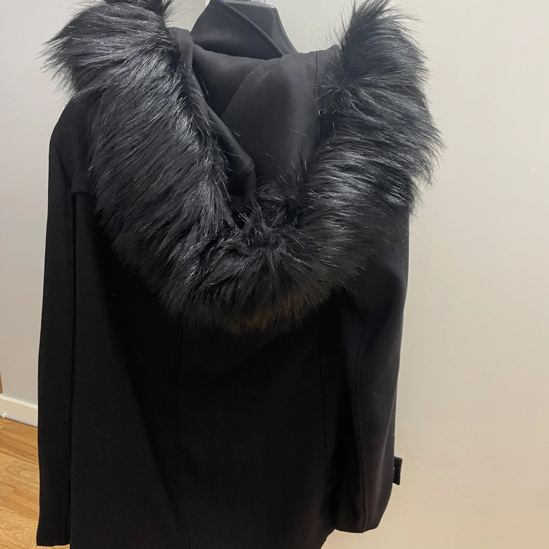 Svart kappa med pälsdetaljer - 90