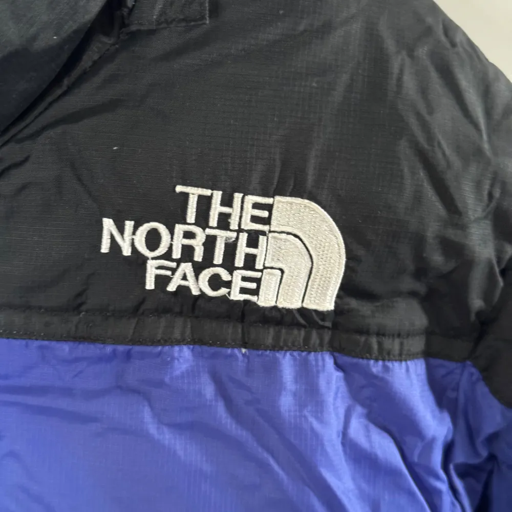 Vinterjacka från the north face. Blå/lila med svarta detaljer. Passar barn ca 7-8 år. Väldigt bra och värmande vinterjacka för lek i snön fast med stil. Har justeringar vid handlederna för att kunna reglera värmen. Unisex och passar alla. Skriv gärna. Jackor.