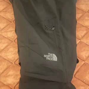 North face - Bra north face byxor man kan ha vid varje tillfälle alla tider oanvända helt nyanskaffa väldigt sköna  