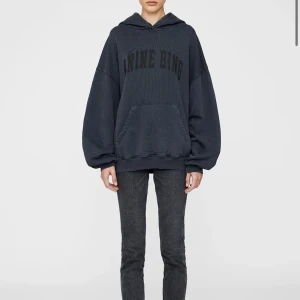 Mörkgrå anine aning hoddie - Säljer min slutsålda anine bing hoodie, intressekoll och säljer endast vid bra bud! Jättefint skick, skriv privat för fler bilder!