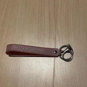 Supreme nyckelring  - Rosa supreme nyckelring som inte används längre