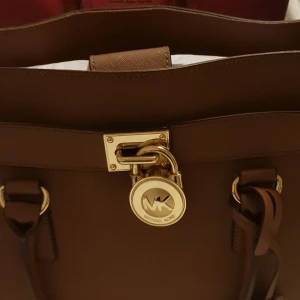 Väskor  - Jag  säljer  min väska  andvänd  några  fåtal gånger som ny  inga skador///// Bra skick