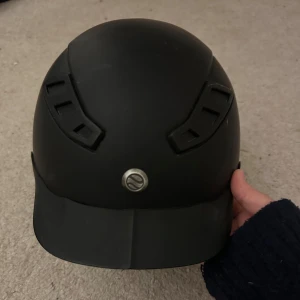 Lynx ridhjälm - Säljer nu min ridhjälm från Lynx som ej kommer till användning längre. Tecken på användning förekommer men inga avramlingsskador finns. Storlek M men justerbar. Pris kan diskuteras