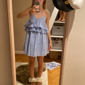 Blå volang klänning  - Blå volang klänning i nyskick 