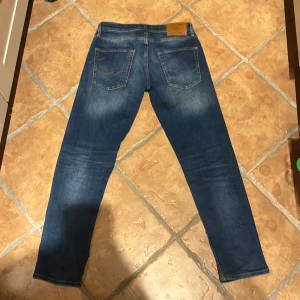 Jack&jones jeans - säljer ett par Jack and Jones jeans som jag använt 2-3 gånger. Dom är i storlek 29/30 och är slim. Den har riktigt fin tvättfärg och ränder, ny pris på dom är 1099kr men säljer dom för 600kr Hör av er om ni har frågor Snabb affär kan pris diskuteras
