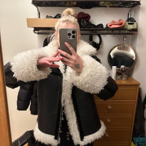 Lioness jacka - Endast använd några fåtal gånger så ser helt ny ut🧥nypris 1799,- 