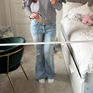 Så snygga jeans! MIDJEMÅTT: 76cm men det är stretch så passar upp till ca 86cm, innerbenslängd:86cm❤️