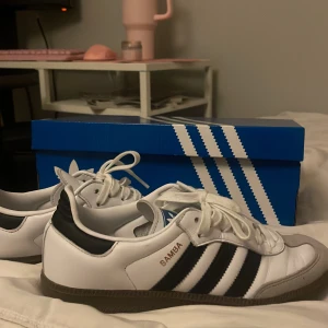 Adidas samba  - Ett par adidas samba skor. Unisex. Har bara andvändt tre gånger. Är i väldigt bra sick. Skriv dm om du är intresserad.💕 snabbaffär! +frakt
