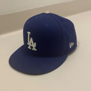 LA keps - Riktigt fet New Era LA keps i väldigt bra skicka utan några hål fläckar elle liknande alls skulle säga 9/10, storlek är 7 3/8 eller 58,7cm