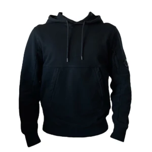 C.P. Company Hoodie - Diagonal Raised Fleece Lens Hooded Sweatshirt i storlek M men sitter dock mera som en small. Inga defekter. 