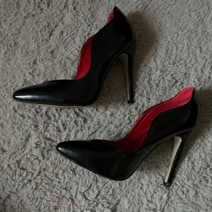 Högklackat  - Ett par jättefina högklackat. Skorna är slitna men inget så märkvärdigt. Går att använda hur bra som helst utan några problem både till vardags och fest.  Klacken är dock väldigt hög.