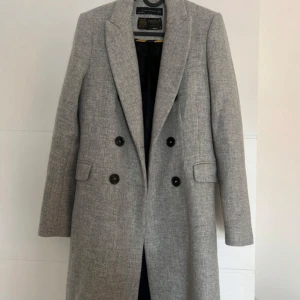 Grå figursydd kappa - Grå figursydd superfin kappa! Nypris 2000:-, använd vid endast 2 tillfällen så den är som ny.