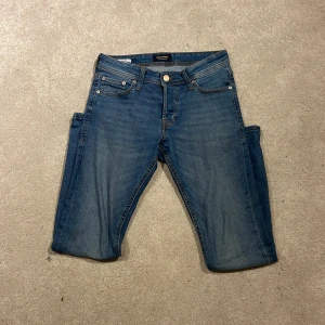 Jack N Jones jeans slim   - Söker du trendiga jeans men vill inte lägga flera hundra perfekt då har du kommit rätt vi på Veranoresell säljer dessa slim fit jeans i stork 28 1-3 dagar frakt 🚚 skick 10/10 tveka inte om ni har några frågor 