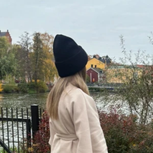 Mössa med satin - Jättefin mössa med insytt satin för att skydda hår och smink!