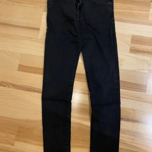 Svarta skinny jeans från Crocker - Säljer ett par svarta skinny jeans från Crocker i storlek 28/32. De är i bra skick och perfekta för både vardag och fest. Jeansen har en klassisk femficksdesign och är gjorda i ett stretchigt material för bästa passform. Perfekta för höst och vinter!