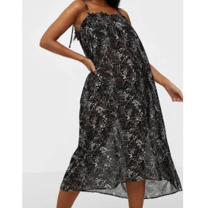 Strand klänning Veromoda  - Väldigt fin strandklänning från Vero Moda Helt oanvänd Storlek : Onesize  Läng : se bild på modellen  