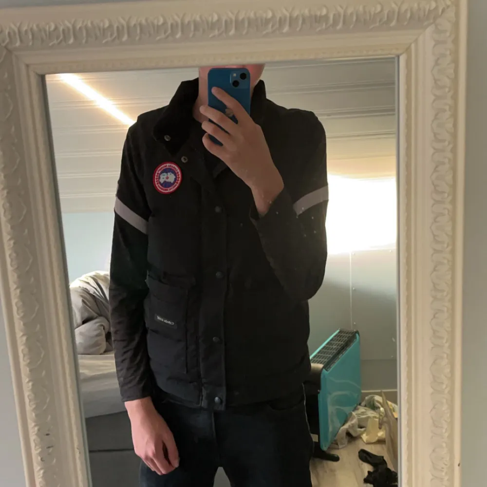 Väldigt bekväm och fin Canada Goose väst, den är riktigt varm och stilig. Perfekt för vintertiderna. Storlek Xs men passar S. . Jackor.