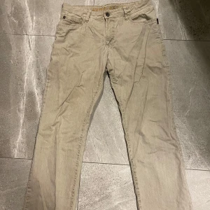 Beige Jeans  - Ett par jätte fina beigea jeans i rak modell. I strl 36/30🙏🏻