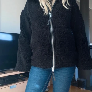 Svart Teddy jacka  - Säljer denna svarta Teddy jacka i storlek S ifrån hm