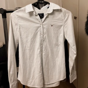 Gant skjorta  - Gant skjorta i storlek XS, använd endast en gång. Väldigt fint skick, hör av dig vid fler frågor/bilder. 