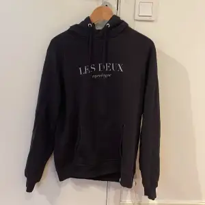 Tjena säljer nu en Les Deux hoodie Skicket är 9/10 då den endast är använd ett fåtal gånger Nypris ca 1000 kr, mitt priss 399 kr